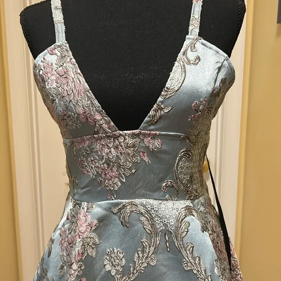 Elegant Floral Tapestry and Satin Dress - Picture 2 of 6